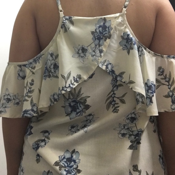 🌻HOST PICK🌻Floral Cold Shoulder Top - Picture 4 of 7
